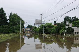 大雨の影響で冠水した秋田県大仙市＝２４日午前１０時４４分