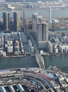 豊洲市場（上）と築地市場（手前）。中央は臨海部と都心部を結ぶ環状２号線＝東京都中央区
