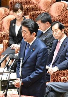 衆院予算委員会の集中審議で、小野寺五典元防衛相の質問に答弁する安倍晋三首相（手前）。右は山本幸三地方創生担当相、左は稲田朋美防衛相＝２４日午前、国会・衆院第１委員室（斎藤良雄撮影）