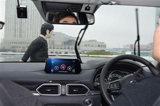 飛び出してきた人を検知し自動ブレーキをかけるマツダのシステム