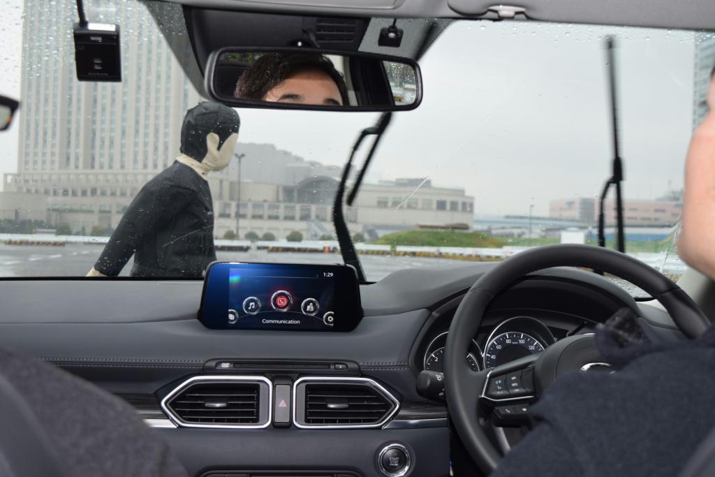 飛び出してきた人を検知し自動ブレーキをかけるマツダのシステム