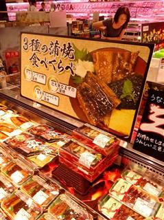 イオンはウナギに加え、「近大発なまず」や「パンガシウス」の蒲焼きも販売する＝千葉市美浜区のイオンモール幕張新都心
