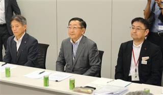 与党整備新幹線建設推進プロジェクトチームの検討委員会に出席したＪＲ九州の青柳俊彦社長（中央）＝２５日午後、国会