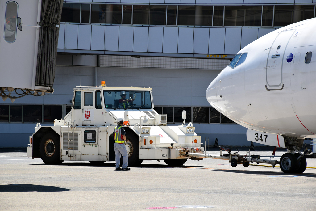 隣のスポットでもプッシュバックが行われていた