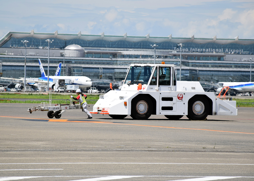 プッシュバックを終え、トーバーを取り外してトーイングカーの中に格納する酒井さん