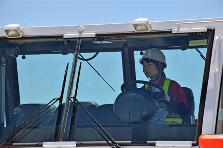 トーイングカーを運転する酒井さん