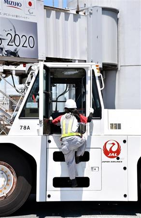 大型特殊車両は運転席によじ登るだけでも一苦労