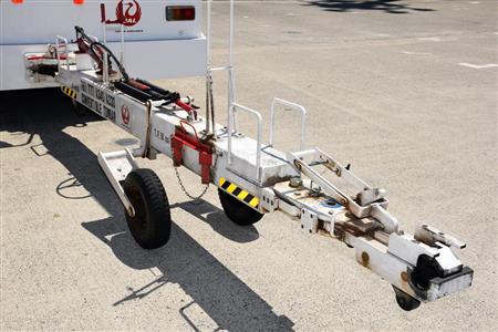 航空機とトーイングカーをつなぐトーバー