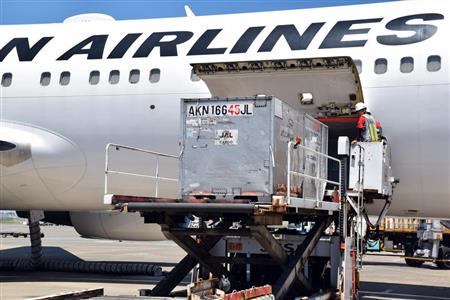 コンテナはハイリフトローダーによって降ろされていく