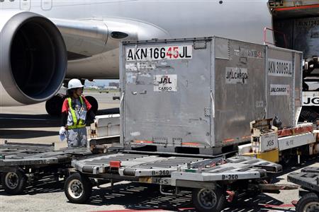 ハイリフトローダーからコンテナドーリー（荷台）に取り降ろされた貨物