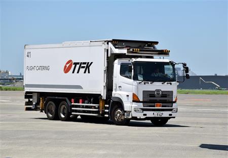 機内食を積んだフードローダー