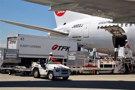 ハイリフトローダーによる貨物の取り降ろしと積み込み、フードローダーによる機内食の積み込みなど一度に様々な作業が行われている