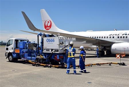 給油車を使って翼の下から燃料を供給する
