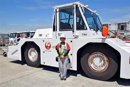 ＪＡＬグランドサービスの酒井ゆりさんと、“相棒”のトーイングカー