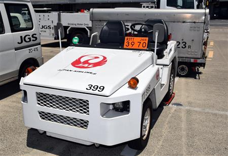 貨物列車のように、連結した荷台にコンテナを積んで走るトーイングトラクター。飛行場でヘビのように走っているあのクルマだ