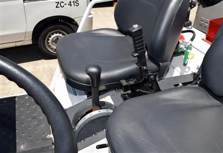 トーイングトラクターはオートマ。ハンドル、アクセル、ブレーキとギアがあり、運転感覚は自動車と似ているそうだ