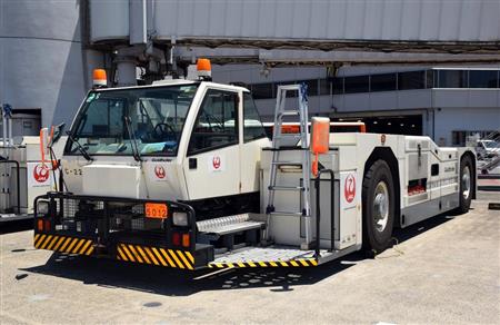 大型機をけん引／プッシュバックするトーバーレストラクター。航空機の前輪をこの車両で抱え込んで行う