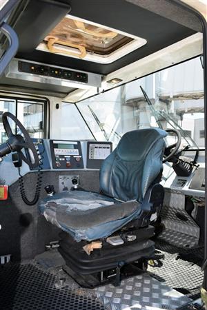 トーバーレストラクターの運転席。ハンドルが前後にあるため、シートの向きを変えるだけで牽引とプッシュバックが簡単にできる