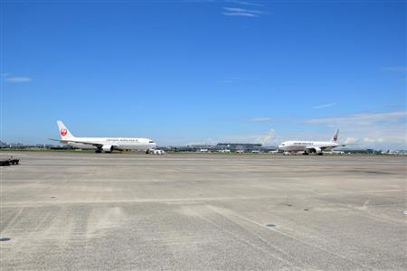 隣同士のスポットから同時にプッシュバックされる２機のボーイング。まったく同じタイミングは珍しいそうだ