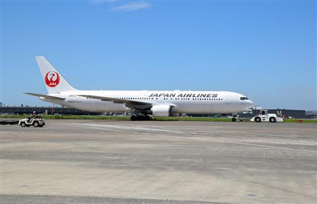 プッシュバックをするトーイングカー。機材の方が圧倒的に大きい。操縦するのは酒井さん。