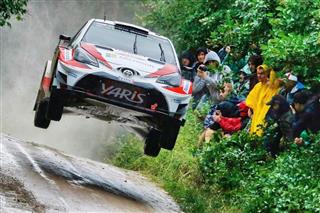 世界ラリー選手権第８戦のポーランド大会で、森の中を走るトヨタのヤリス＝６月