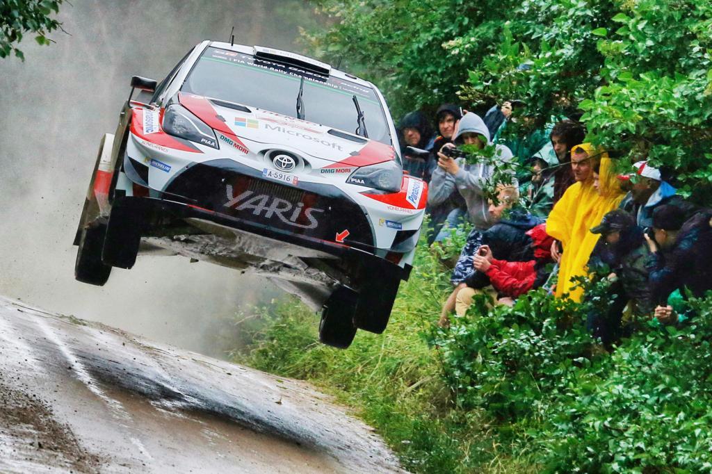 世界ラリー選手権第８戦のポーランド大会で、森の中を走るトヨタのヤリス＝６月