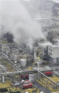 火災で煙を上げる三井化学茂原分工場＝２７日午後０時５３分、千葉県茂原市（共同通信社ヘリから）