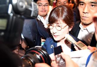 大勢の記者に囲まれ、防衛省を後にする稲田朋美防衛相＝２７日午後、東京・防衛省（川口良介撮影）
