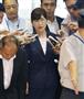 報道陣に囲まれて防衛省に登庁する稲田防衛相＝２７日午前
