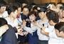 大勢の報道陣に囲まれ、防衛省を退庁する稲田防衛相＝２７日午後８時８分