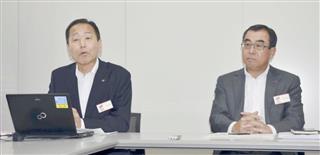 記者会見するアルプス電気の栗山年弘社長(左)とアルパインの米谷信彦社長=27日午後、東京都中央区 記者会見するアルプス電気の栗山年弘社長(左)とアルパインの米谷信彦社長=27日午後、東京都中央区