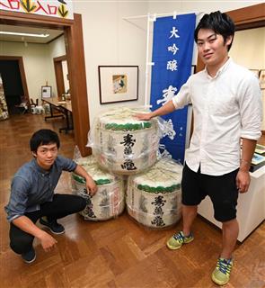 若者目線で日本酒をＰＲする団体「ＳａｋｅＢａｓｅ」を立ち上げた土屋杏平さん（左）と宍戸涼太郎さん＝千葉市