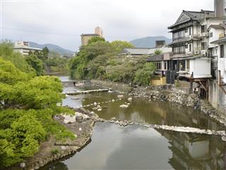 川を囲むように温泉旅館が立ち並ぶ嬉野温泉＝佐賀県嬉野市