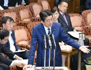 参院予算委員会の集中審議で、共産党の小池晃書記局長の質問に答弁する安倍晋三首相＝２５日午後、参院第１委員会室