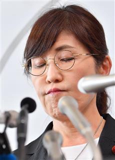 会見に臨む稲田朋美防衛相＝２８日午前、防衛省（納冨康撮影）
