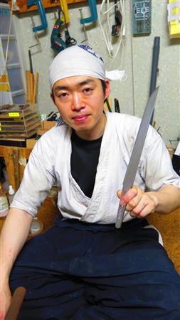 名刀「薬研藤四郎」を現代に蘇らせた刀鍛冶の水木良光氏＝東京都、水木氏の自宅工房（高原大観撮影）