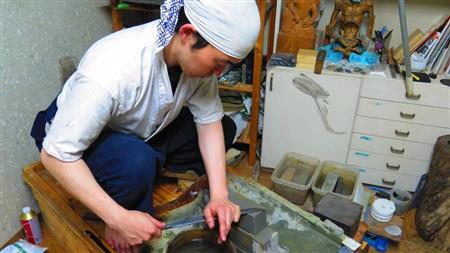 刀の研ぎをする刀鍛冶の水木良光氏＝東京都、水木氏の自宅工房（高原大観撮影）