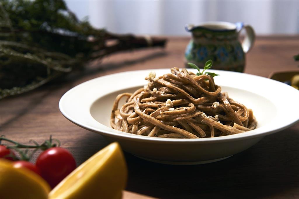 完全栄養食のベースパスタ。全粒粉の小麦をベースに、もち米やビール酵母、チアシードなどを練り込んだ生パスタである