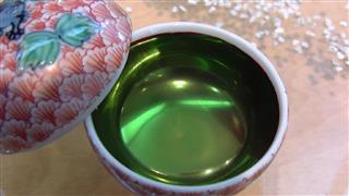 純度の高い紅は玉虫色。水を含んだ筆を落とすと鮮やかな赤に