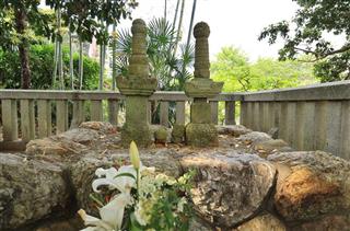 「井殿の塚」に葬られている直満・直義兄弟の輪塔＝浜松市北区引佐町井伊谷