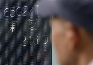 東証１部最後となる東芝株の終値を示すボード＝３１日午後、東京・八重洲