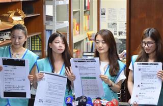 ３１日、台北市内で記者会見し、エバー航空から出勤しなくてよい旨の連絡があったと主張する客室乗務員の組合員ら（田中靖人撮影）