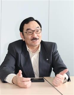 取材に答える日産自動車第二製品開発本部の部長兼車両開発責任者、村上慎一さん＝６月８日、横浜市（宇野貴文撮影）