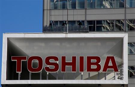 東芝本社前の屋外看板＝東京都港区（ロイター）