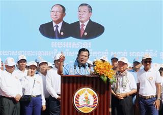 カンボジア人民党の選挙集会で演説するフン・セン首相＝６月２日、プノンペン（共同）