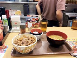 ゼンショーホールディングスの牛丼チェーン「すき家」の牛丼セット=7月28日、東京都中央区 ゼンショーホールディングスの牛丼チェーン「すき家」の牛丼セット=7月28日、東京都中央区