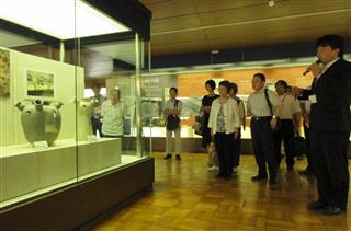 再開館した倉吉博物館で、修復された展示物を見る観覧者ら＝鳥取県倉吉市