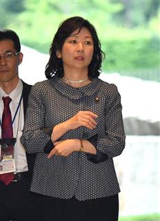 官邸に入る野田聖子総務兼女性活躍担当相＝３日午後、首相官邸（宮崎瑞穂撮影）
