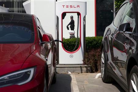 充電ステーションで充電中の電気自動車＝中国・北京（ＡＰ）