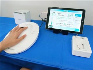 シャープが発売した指先を入れるだけで体内に老化物質がどれだけ蓄積されているかの度合いを測れるセンサー